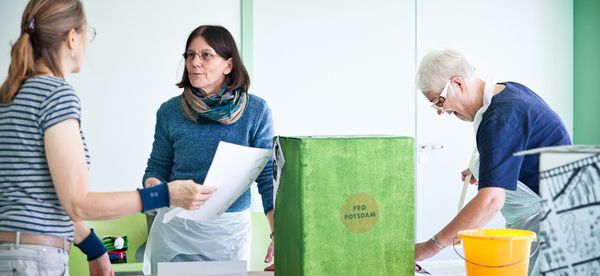 Angela Frübing (Mitte) bei der Arbeit